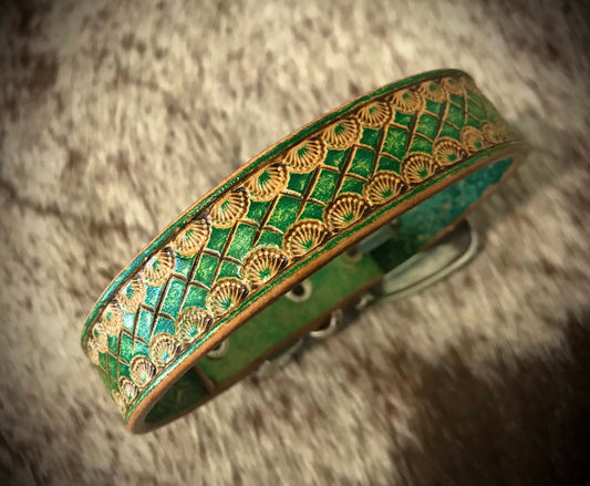 Hand carved diamond pattern medium collar