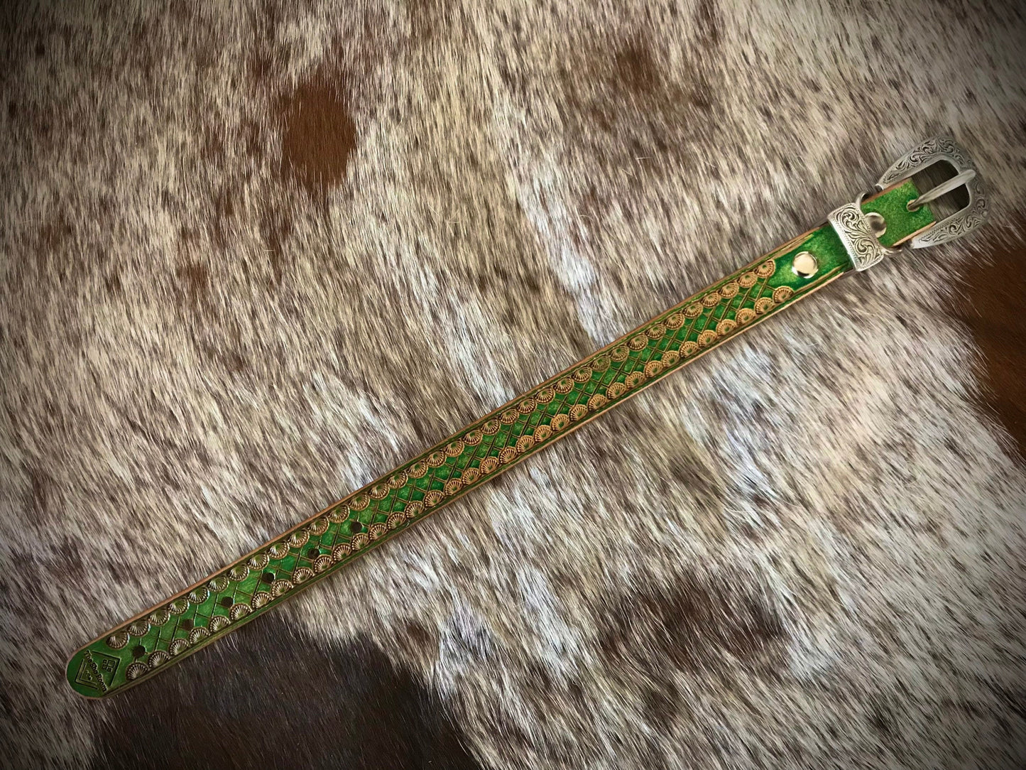 Hand carved diamond pattern medium collar