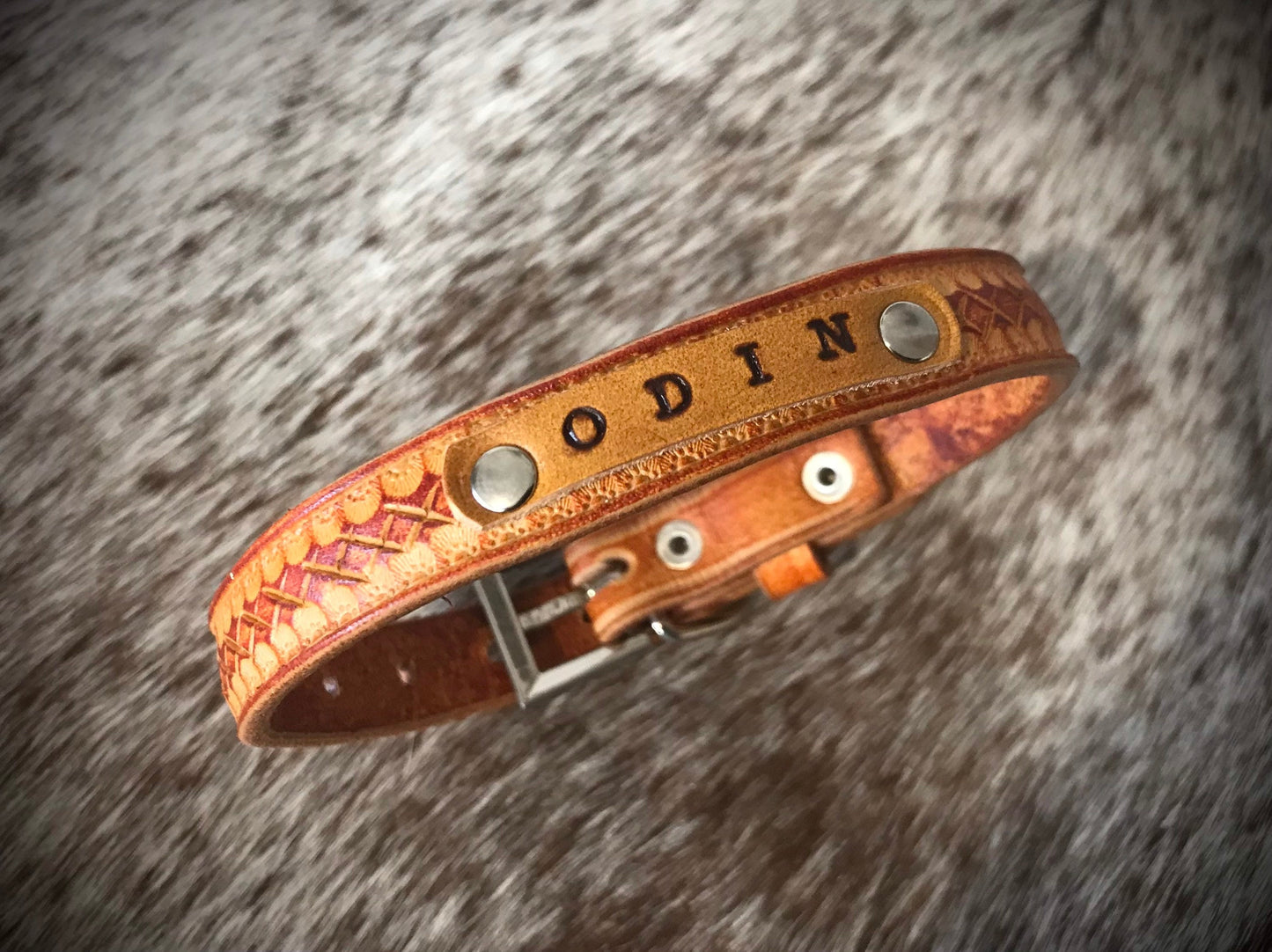 Hand carved diamond pattern medium collar