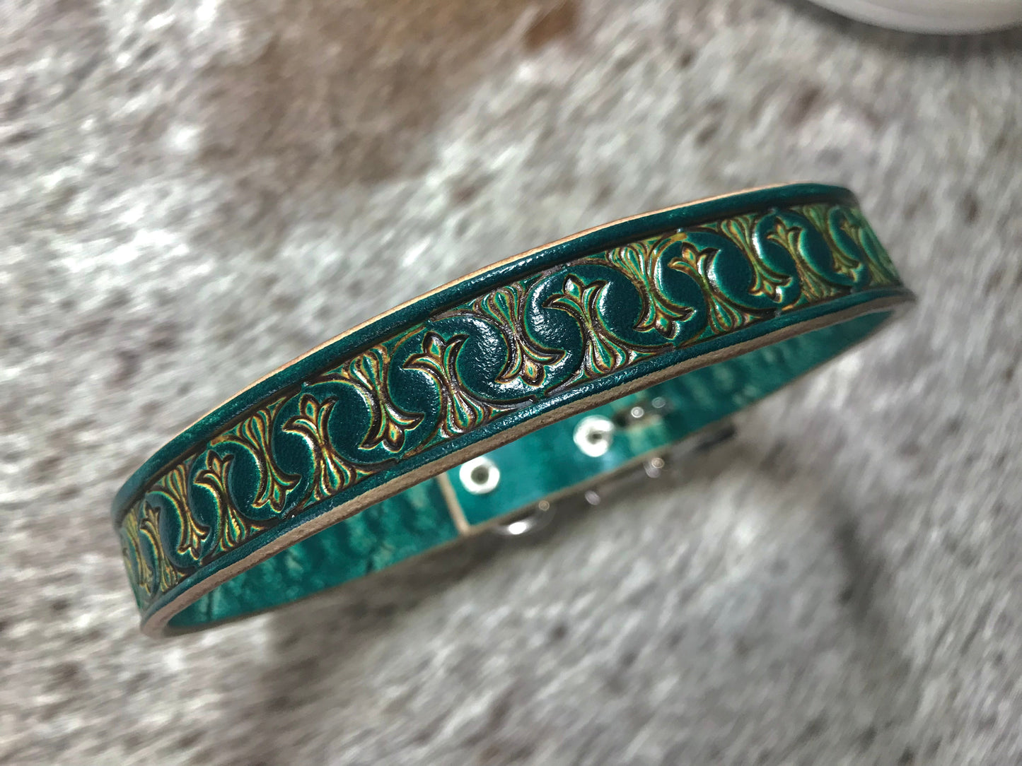 Hand tooled medium collar